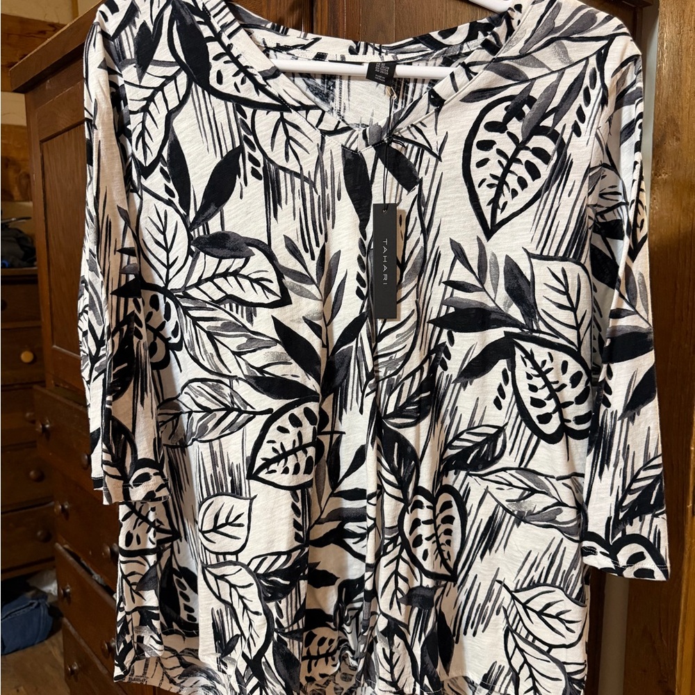 Tahari Black & White Leaf-Print Tunic Top